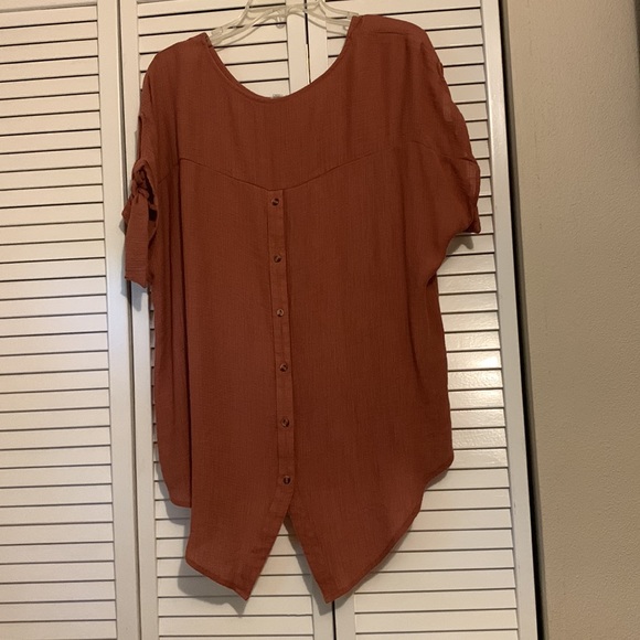 Light and Cool Top, Rust in Color. - Picture 2 of 5